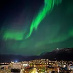 4 H Arctic Explorer Cruise With *