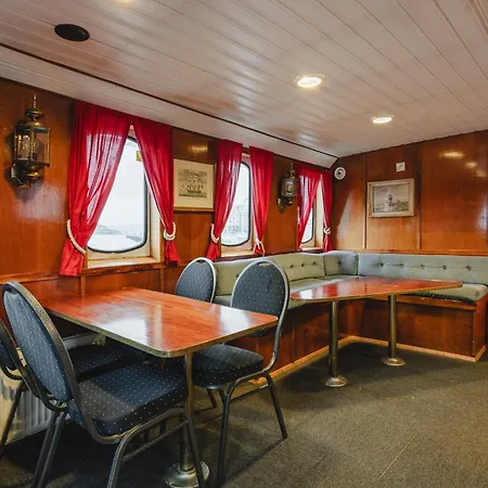 4 H Arctic Explorer Cruise With Hotel en barco Tromsø