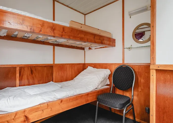 4 H Arctic Explorer Cruise With *