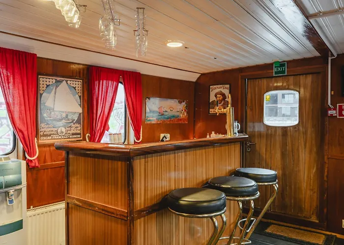 4 H Arctic Explorer Cruise With *