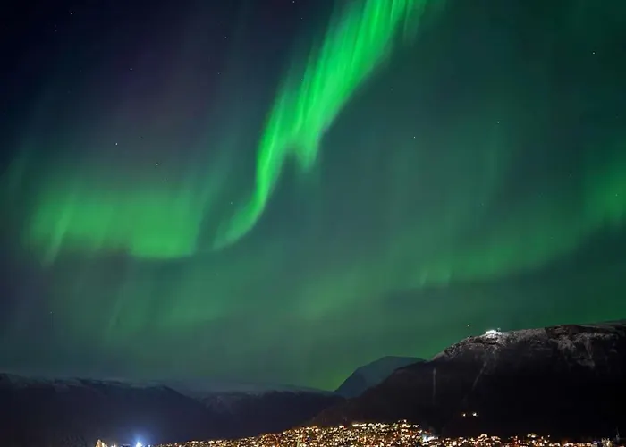 4 H Arctic Explorer Cruise With *