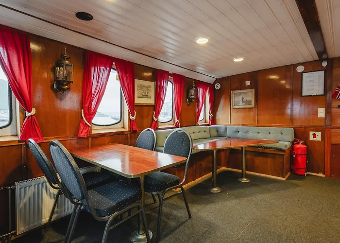 4 H Arctic Explorer Cruise With Hotel en barco Tromsø