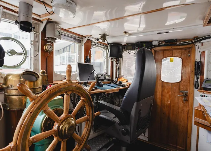 4 H Arctic Explorer Cruise With *