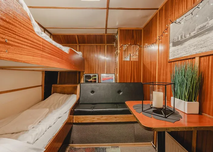 4 H Arctic Explorer Cruise With Hotel en barco Tromsø