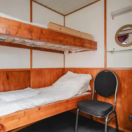 4 H Arctic Explorer Cruise With *