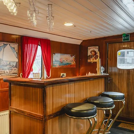 4 H Arctic Explorer Cruise With *