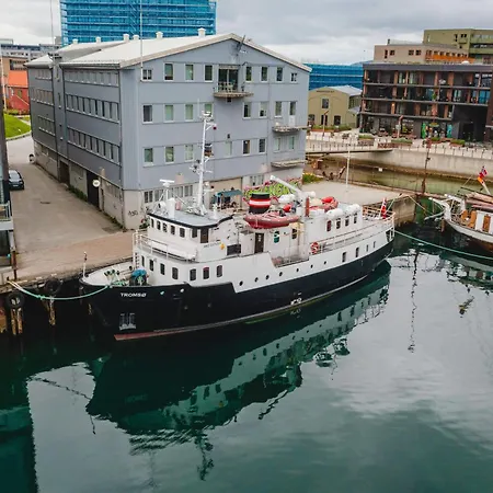 4 H Arctic Explorer Cruise With *