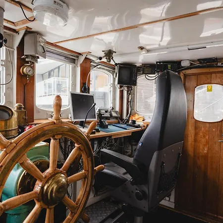 4 H Arctic Explorer Cruise With *