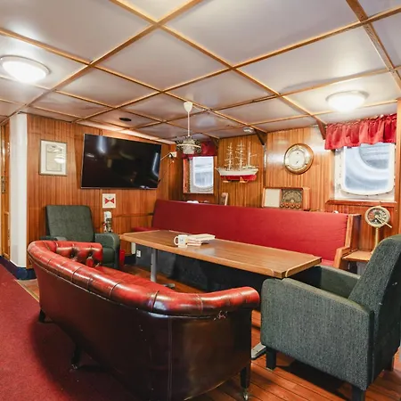 4 H Arctic Explorer Cruise With بوتيل